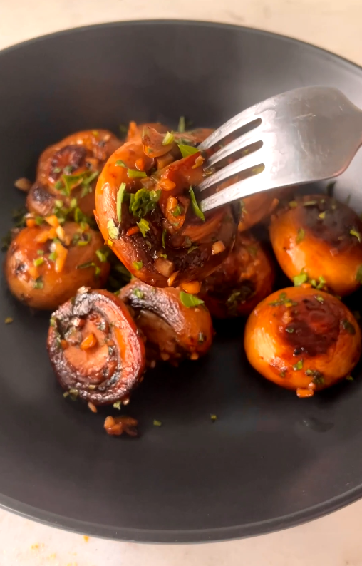 Mushrooms cooked in garlic and lemon juice topped with fresh