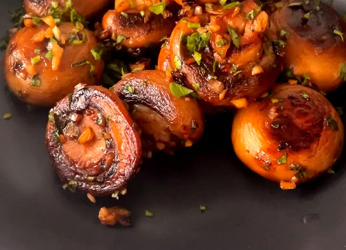 Mushrooms cooked in garlic and lemon juice topped with fresh parsley