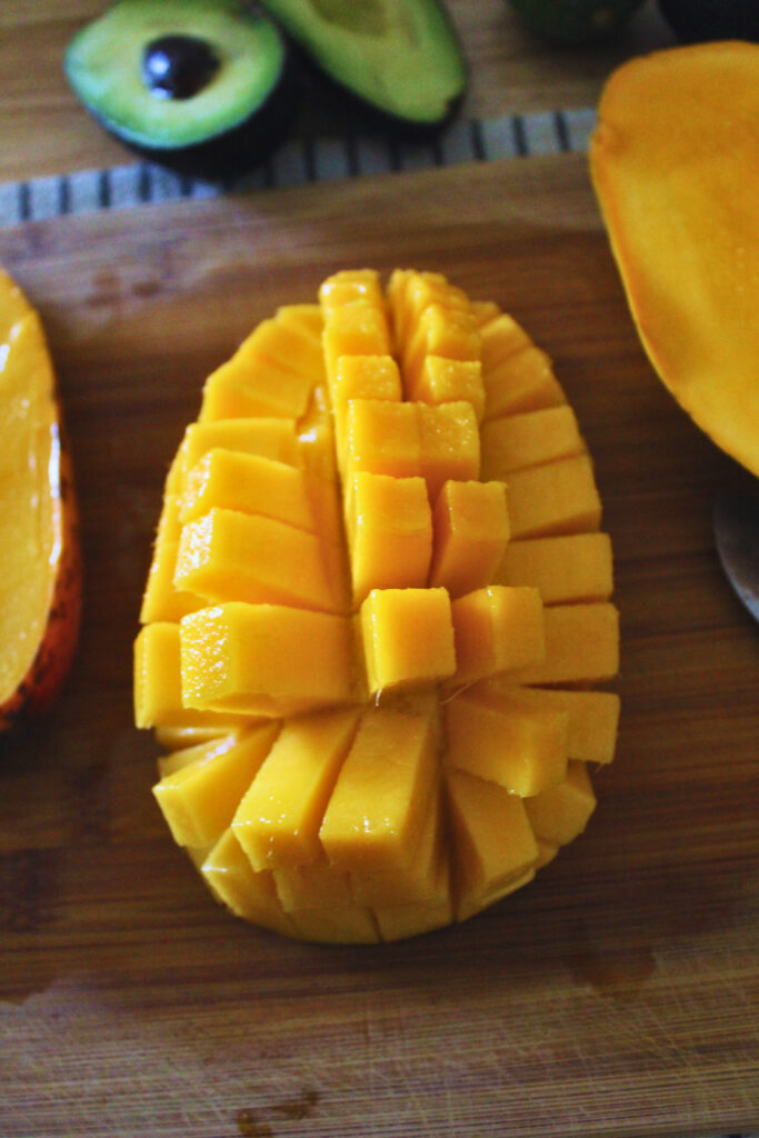 image of how to cut a mango to be diced