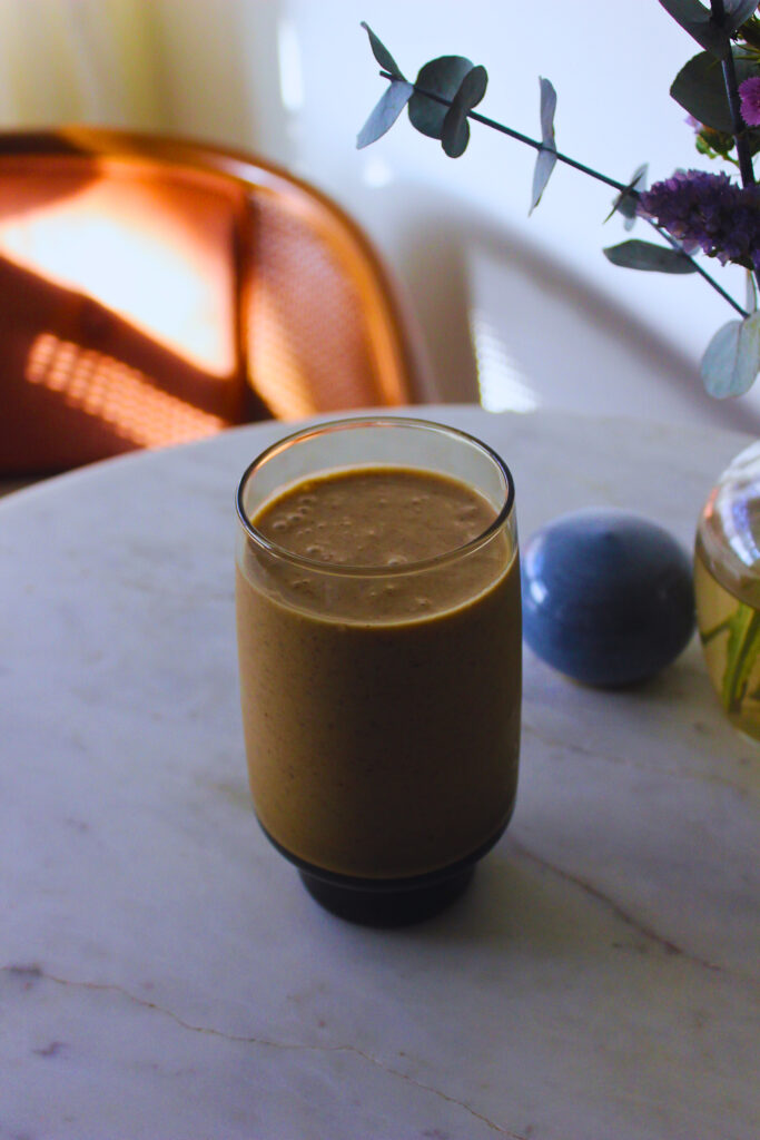 image of snickerdoodle smoothie on bistro table